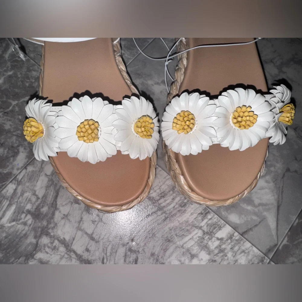 Art Class Girls Makayla White Daisy Platform Sandals Size 4 Big Girl NWT